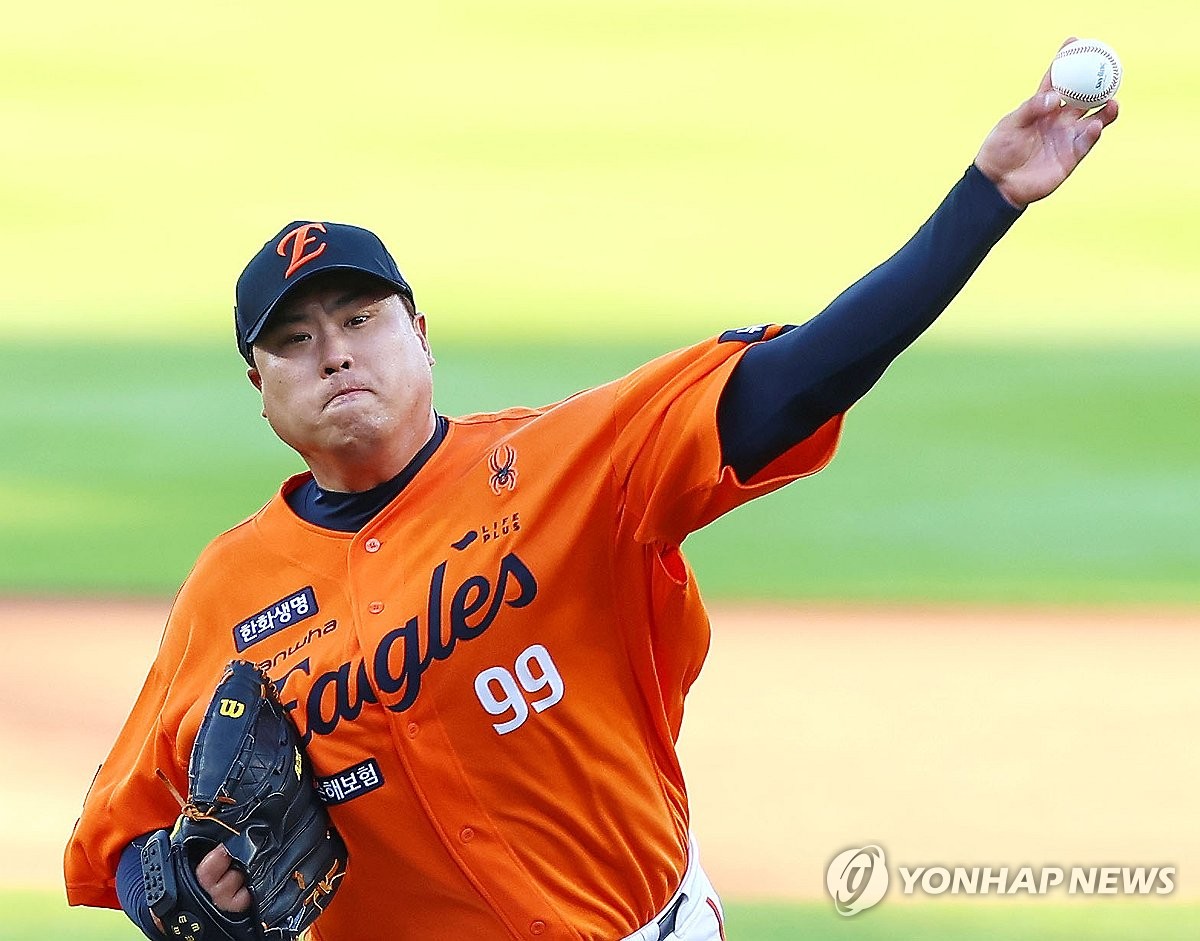 역투하는 <b>류현진</b>, '<b>김광현</b>과 <b>맞대결</b>'