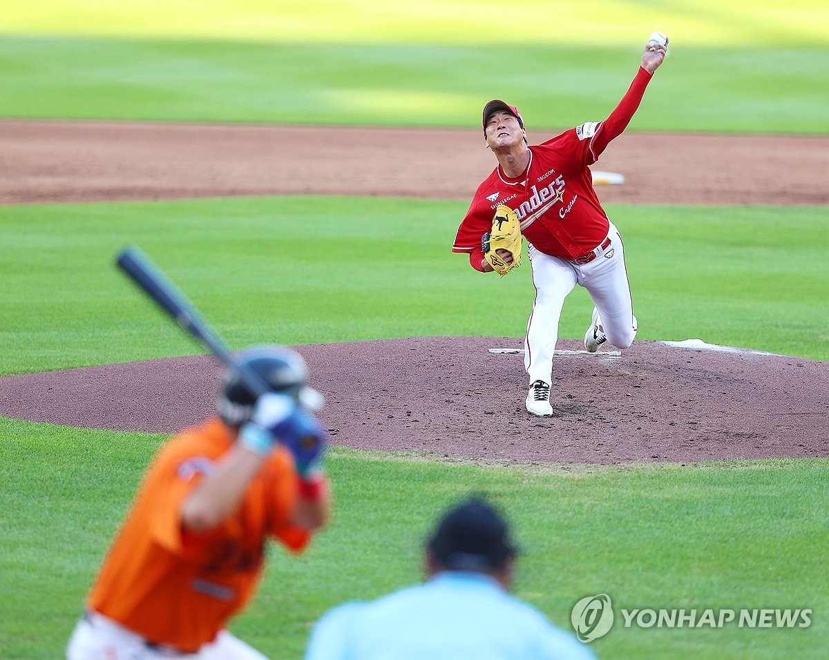 역투하는 SSG <b>선발</b> <b>김광현</b>