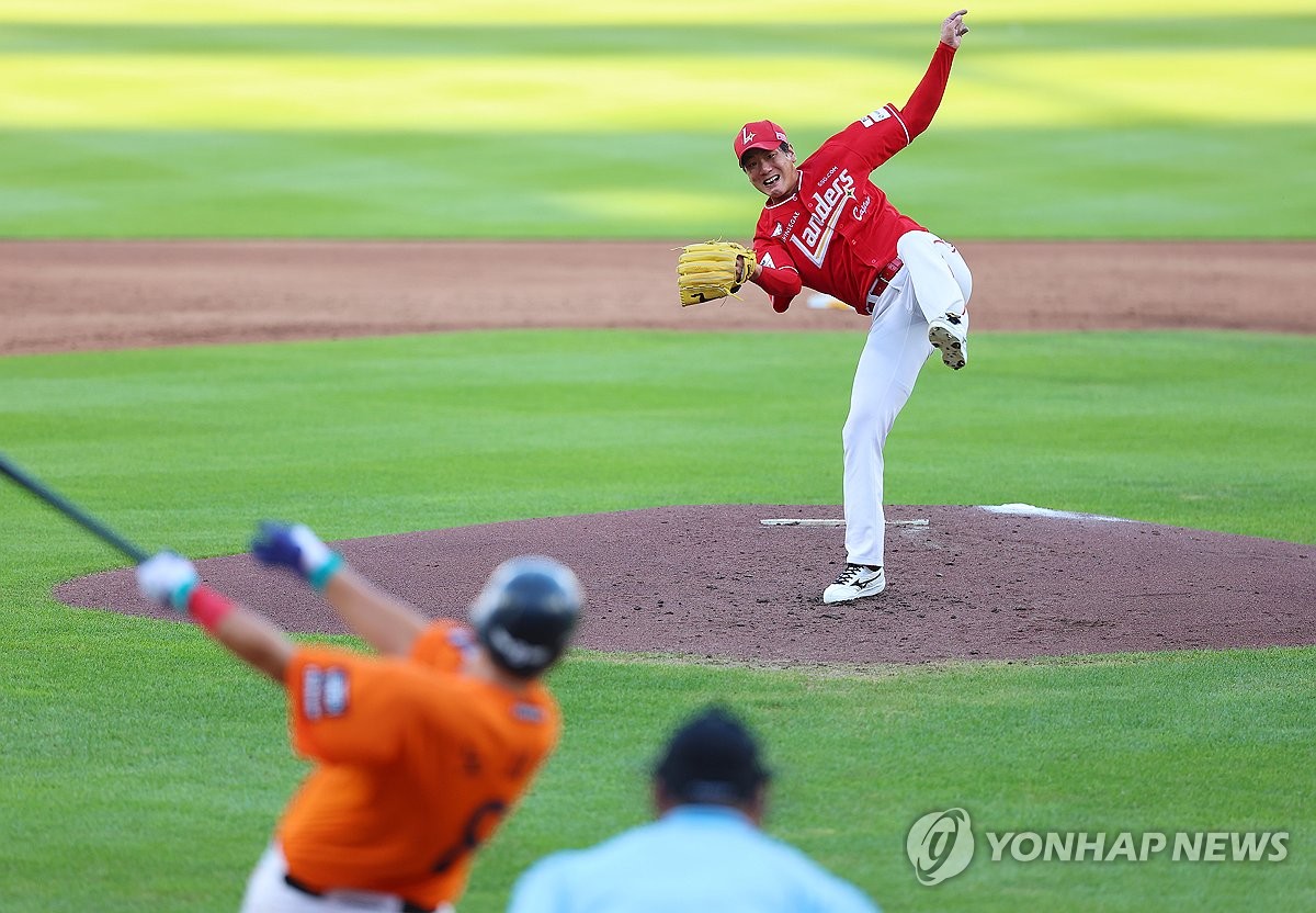 <b>김광현</b>, <b>류현진</b>과 <b>맞대결</b>서 <b>완승</b>…6이닝 2실점 역투