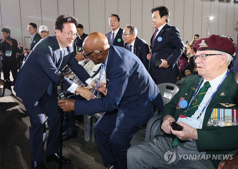 <b>참전용사</b>들과 악수하는 <b>김민석</b> 국무<b>총리</b>