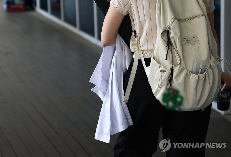 <b>전공의</b>들 <b>사과</b>한 날 의대 교수들 "정부·국회가 <b>사과</b>해야"