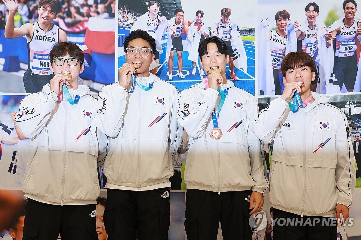 <b>금메달</b> 딴 하계U대회 육상 <b>남자 계주</b> 400m 대표팀