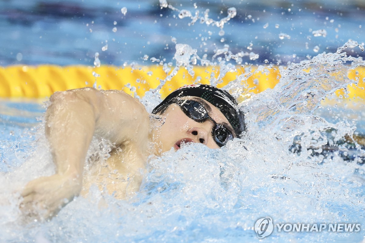 다시 역영하는 <b>황선우</b>…<b>자유형</b> 100ｍ 예선 8위로 준결승 진출(종합)