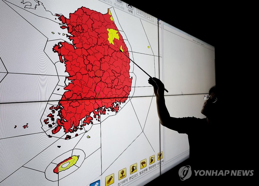 폭염 경보로 물든 한국 (서울=연합뉴스) 김성민 기자 = 무더위가 이어지고 있는 30일 서울 동작구 기상청 모니터에 폭염 특보 발효 지역이 표시되고 있다. 빨간 색으로 표시된 곳은 폭염 경보, 노란 곳으로 표시된 곳