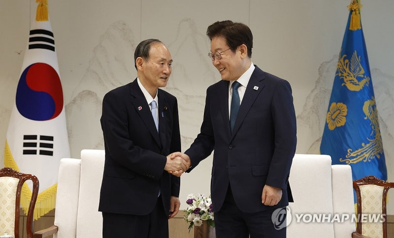 李대통령 "韓日 미래지향적 발전하길"…<b>스가</b> "우호적 발전 노력"(종합)