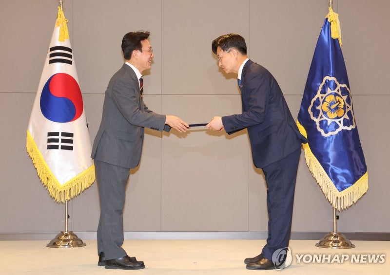 김 총리, <b>구혁채 과기부</b> 1<b>차관</b>에게 <b>임명</b>장 수여