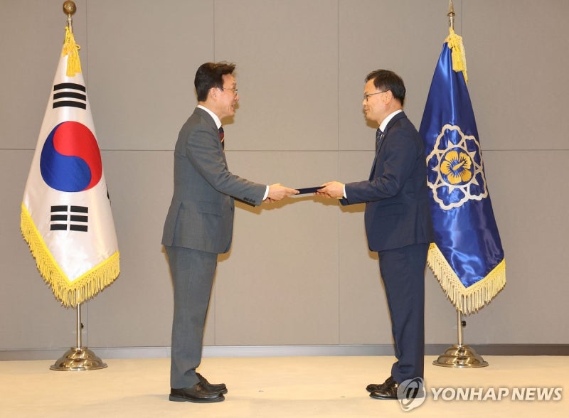<b>김 총리</b>, <b>김성범</b> 해수부 차관에게 <b>임명장</b> 수여