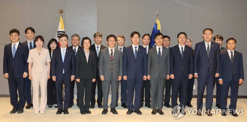 <b>김 총리</b>, 차관 <b>임명장 수여</b>식 기념촬영