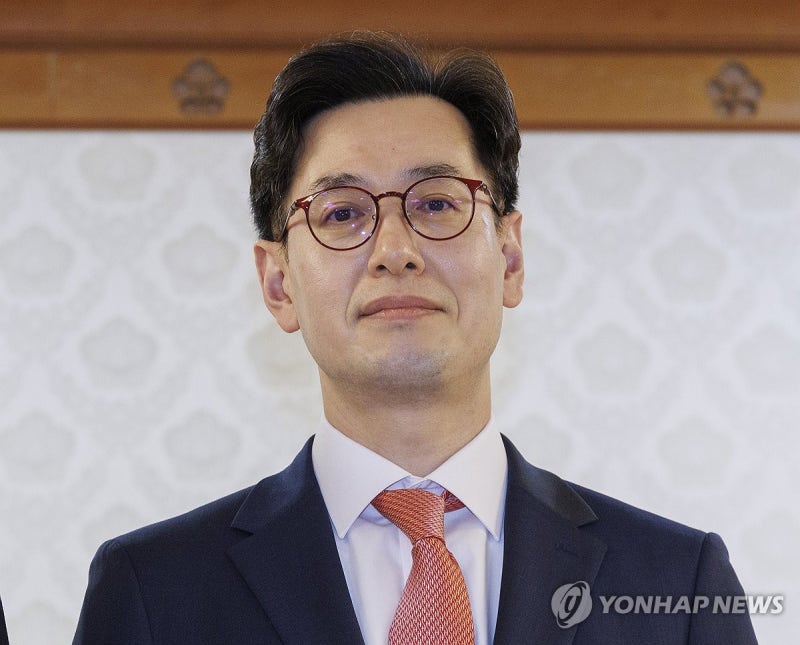 <b>내란특검</b>, 한덕수 전 <b>비서실장</b> 조사…韓 혐의 다지기 총력
