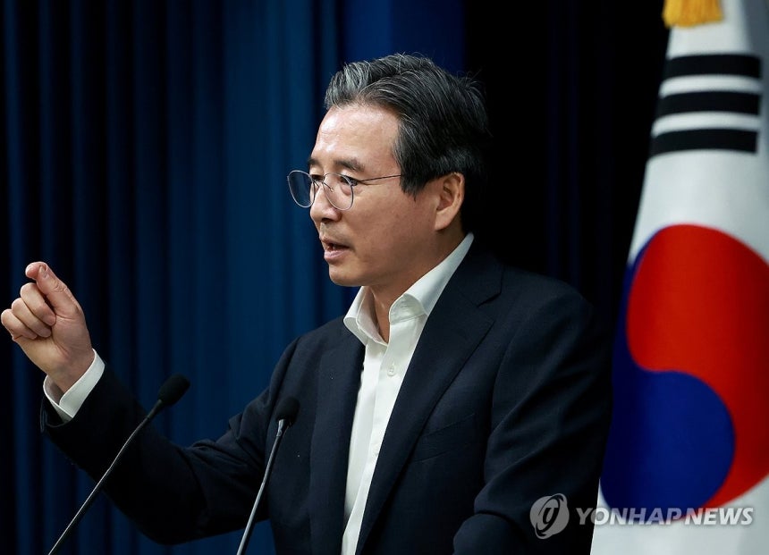 김용범 정책실장, 한미 관세 협상 타결 브리핑<br>(서울=연합뉴스) 홍해인 기자 = 김용범 대통령실 정책실장이 31일 서울 용산 대통령실 청사에서 한미 관세 협상 타결 관련 브리핑 뒤 취재진의 질문에 답하고 있다. 20