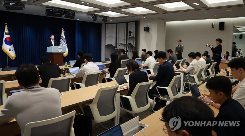 김용범 정책실장, 한미 관세 협상 타결 브리핑<br>(서울=연합뉴스) 홍해인 기자 = 김용범 대통령실 정책실장이 31일 서울 용산 대통령실 청사에서 한미 관세 협상 타결 관련 브리핑 뒤 취재진의 질문에 답하고 있다. 20