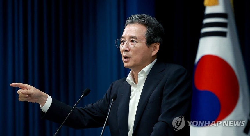 취재진 질문에 답하는 김용범 정책실장<br>(서울=연합뉴스) 홍해인 기자 = 김용범 대통령실 정책실장이 31일 서울 용산 대통령실 청사에서 한미 관세 협상 타결 관련 브리핑 뒤 취재진의 질문에 답하고 있다. 2025.7.