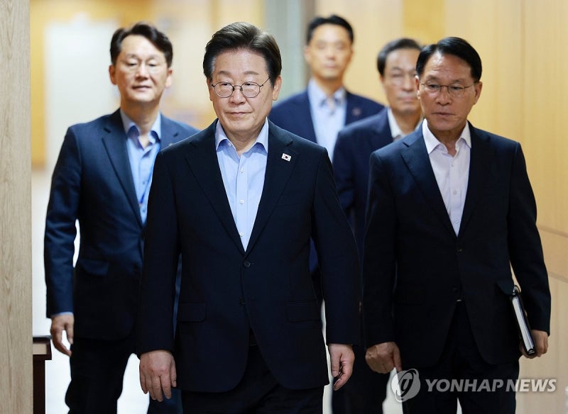 李대통령 "<b>규제</b>개선 속도내야…역직구 시장 넓혀 수출 확대"