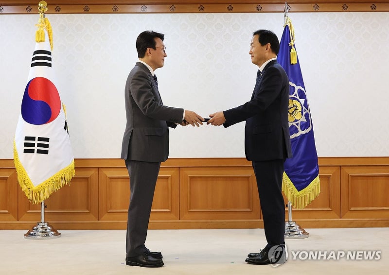김 총리, 이두희 국방부 <b>차관</b>에게 <b>임명장 수여</b>