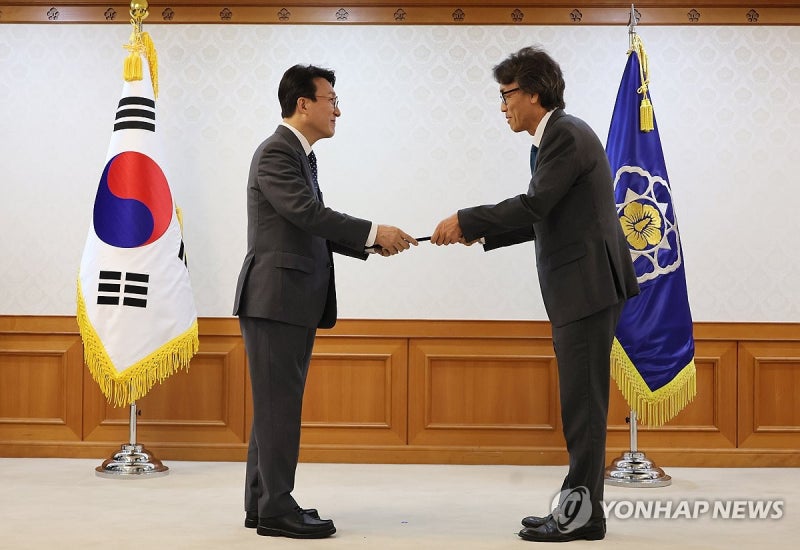 김 총리, 금한승 환경부 <b>차관</b>에게 <b>임명장 수여</b>