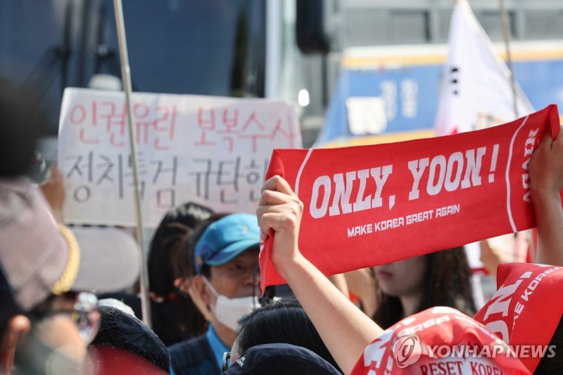 與, 尹의 '<b>속옷</b> 차림' 특검 체포 거부에 "참담하고 추하다"