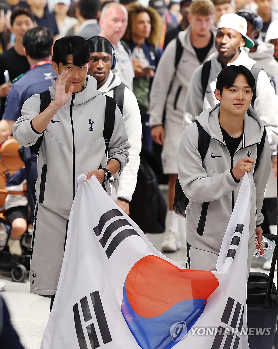<b>태극기</b> 들고 입국하는 <b>손흥민</b>과 <b>양민혁</b>
