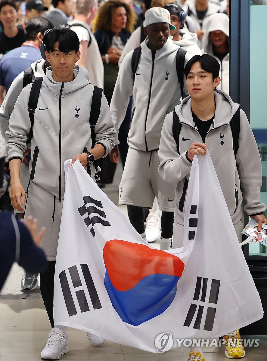 <b>태극기</b> 들고 입국하는 <b>손흥민</b>과 <b>양민혁</b>