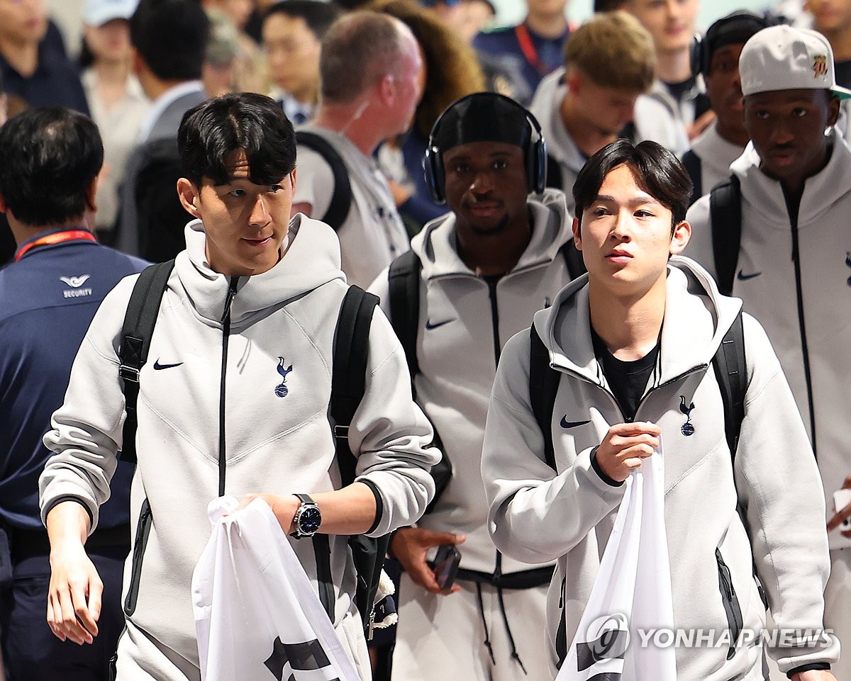 태극기 들고 <b>입국</b>하는 <b>손흥민</b>과 양민혁