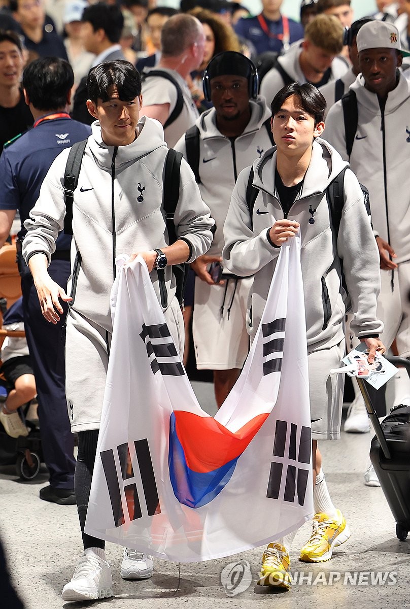 태극기 들고 <b>입국</b>하는 <b>손흥민</b>과 양민혁