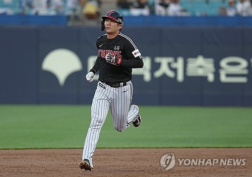 <b>오지환</b>, 9회 2아웃 <b>결승</b> 솔로포…LG, 정규시즌 60승 선착