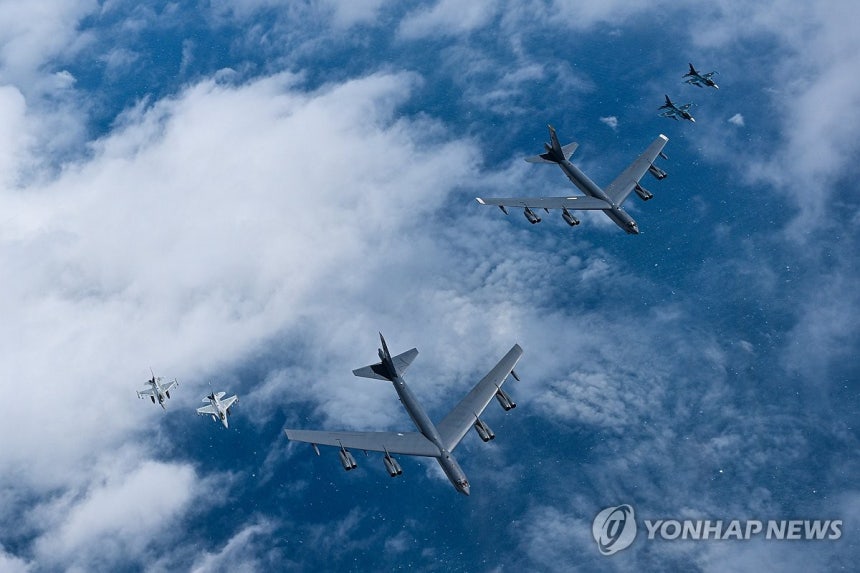 한미일, 제주도 남방 공해상 공중훈련 실시 (서울=연합뉴스) 국방부는 11일 제주도 남방 공해상에서 한미일 공중 훈련을 실시했다고 이날 밝혔다. 2025.7.11 [국방부 제공. 재판매 및 DB 금지] photo@y