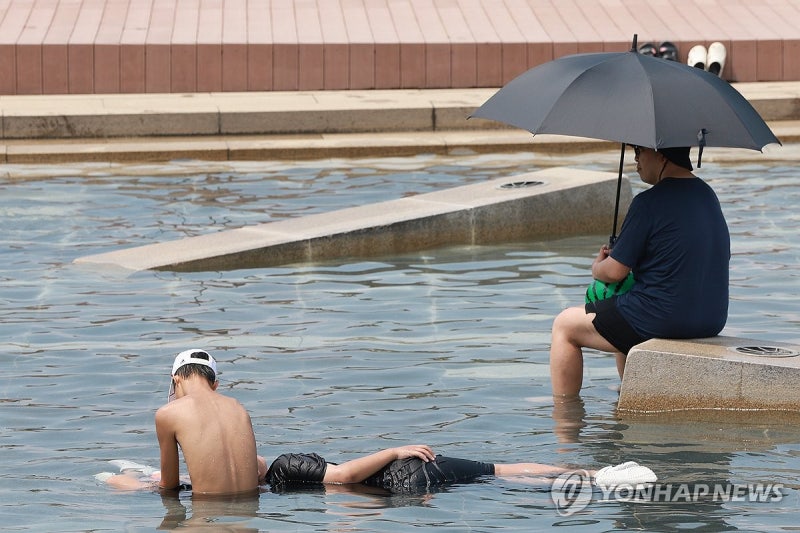 계속되는 <b>폭염</b>에 <b>온열질환자</b> 3천명 넘어서…어제 87명 응급실행