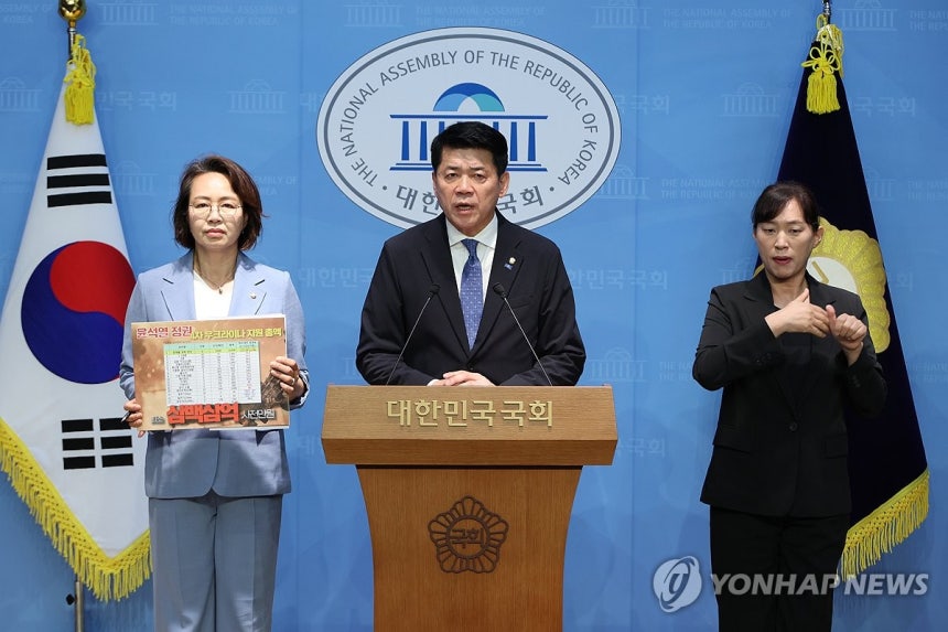 윤 정권 우크라이나 군사 원조 위법성 지적하는 조국혁신당 (서울=연합뉴스) 김주성 기자 = 조국혁신당 김준형 의원이 지난 7월 7일 서울 여의도 국회 소통관에서 윤석열 정부 당시 국군 장비를 우크라이나에 무상지원한
