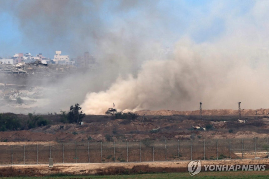 가자지구 접경지에서 이스라엘 탱크가 기동하며 흙먼지가 피어오르는 모습. [AFP 연합뉴스 자료사진 재판매 및 DB 금지]
