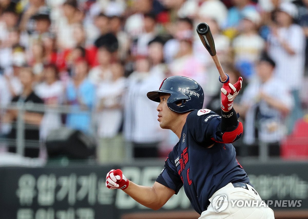 <b>롯데</b> 주장 <b>전준우</b>, 왼쪽 <b>햄스트링</b> 통증 탓에 교체
