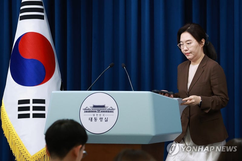 <b>대통령실</b> "MB·朴·이순자 등에 <b>국민임명식 초청</b>장…통합 실천"
