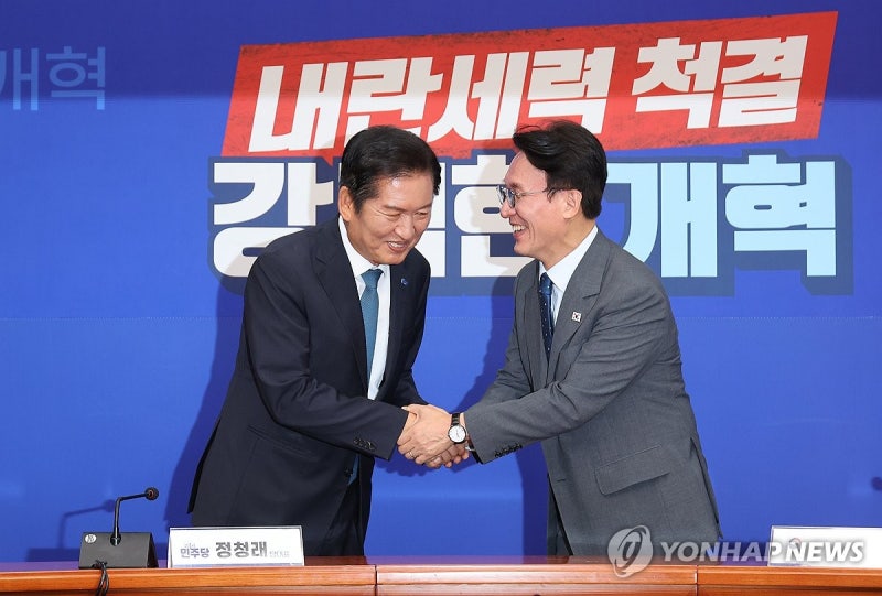 손잡은 <b>김민석</b> 총리와 <b>정청래</b> 대표