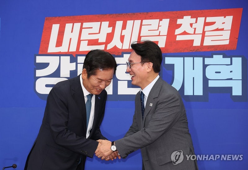 손잡은 <b>김민석</b> 총리와 <b>정청래</b> 대표