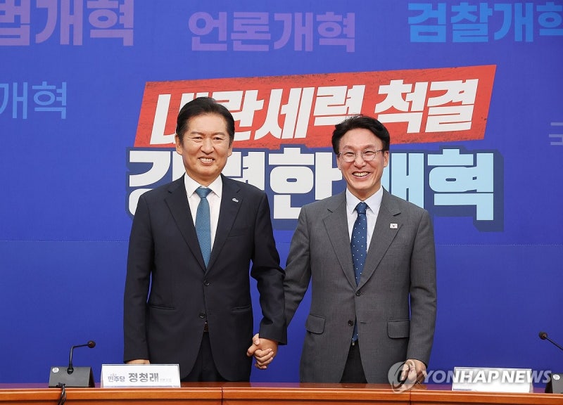 <b>김민석</b>-<b>정청래</b>, 꼭 잡은 손