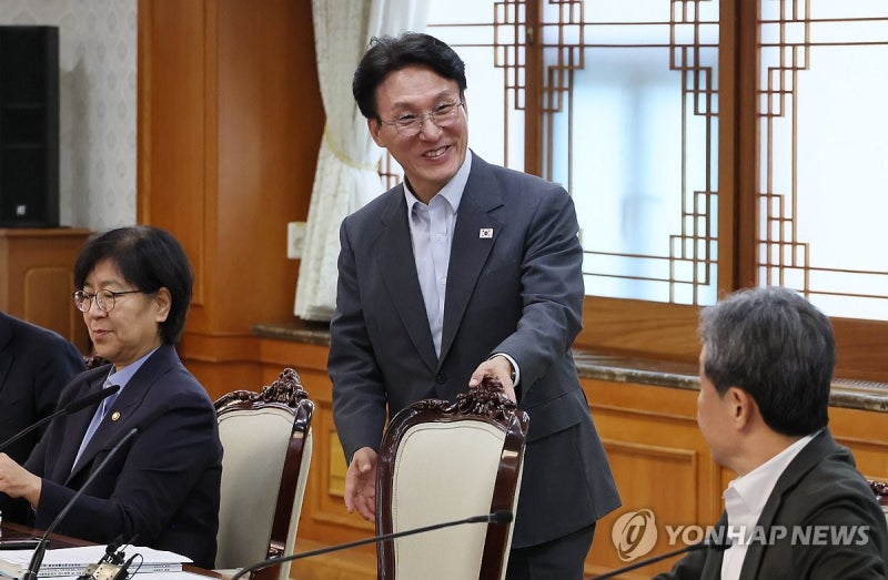 <b>바이오헬스</b>혁신위 참석하는 <b>김민석 총리</b>