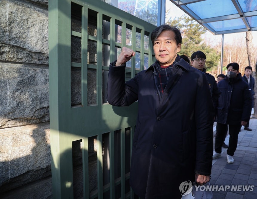 조국 전 대표, 서울구치소 수감 전 지지자들에게 인사 (의왕=연합뉴스) 박동주 기자 = 자녀 입시 비리와 청와대 감찰 무마 등 혐의로 기소돼 징역 2년 형이 확정된 조국혁신당 조국 전 대표가 지난해 12월 16일 오