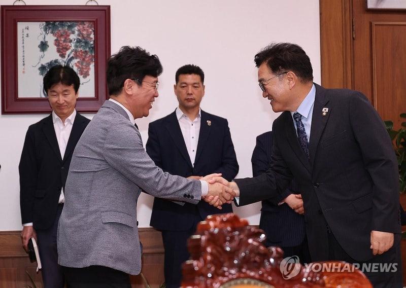 <b>김영훈</b> 고용노동부 장관 만난 <b>우원식</b> 국회의장