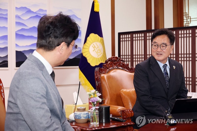 <b>김영훈</b> 고용노동부 장관 만난 <b>우원식</b> 국회의장