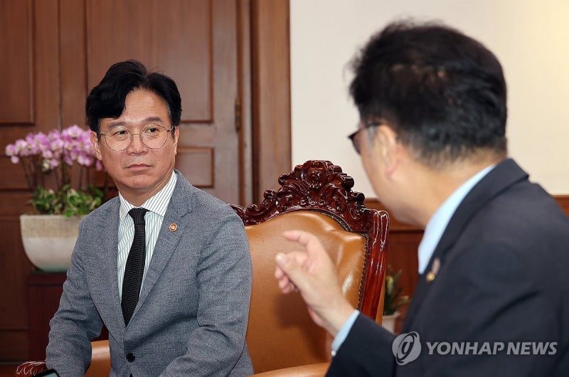 <b>김영훈</b> 고용노동부 장관 만난 <b>우원식</b> 국회의장