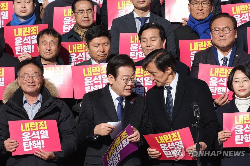 대화하는 이재명 대표와 조국 대표 (서울=연합뉴스) 박동주 기자 = 6일 서울 여의도 국회 본청 앞 계단에서 열린 