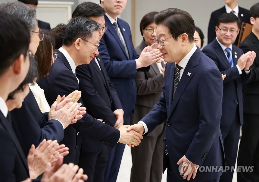 이재명 대통령, 정성호 법무부 장관과 인사 (서울=연합뉴스) 홍해인 기자 = 이재명 대통령이 23일 서울 용산 대통령실 청사에서 열린 임명장 및 위촉장 수여식에 참석하며 정성호 법무부 장관과 인사하고 있다. 2025
