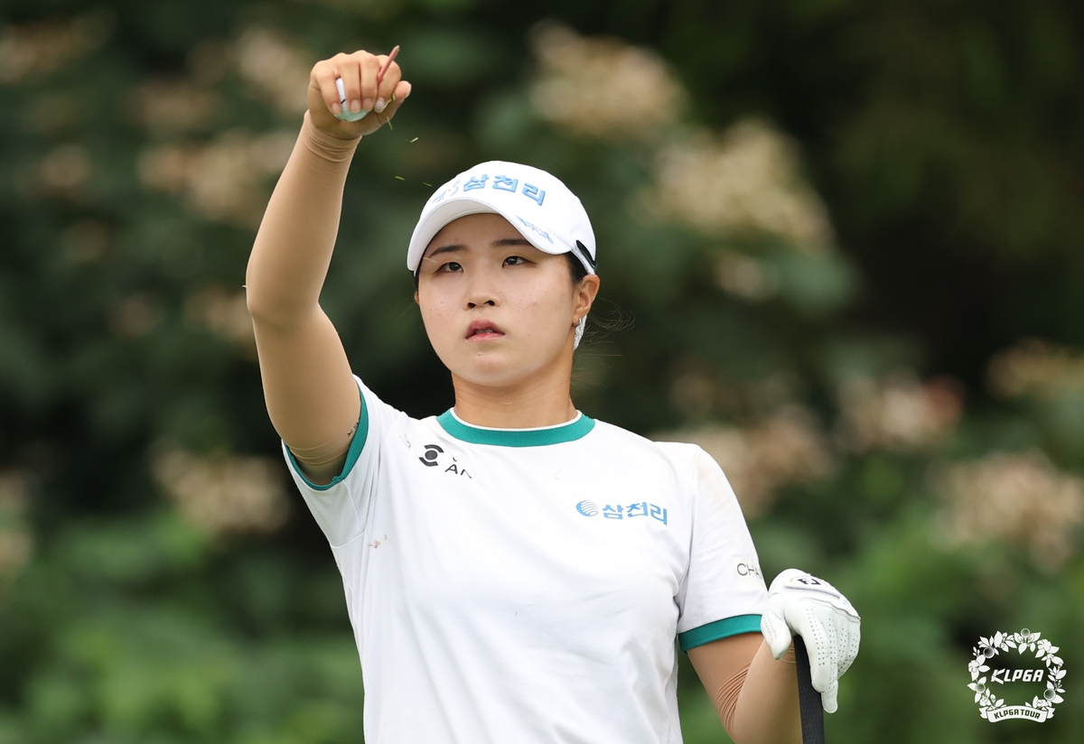 한국 오니 살아난 <b>윤이나</b>, 2R 2타 차 선두…36홀 노보기(종합)