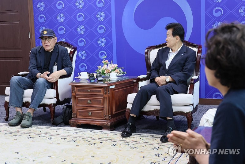 <b>정동영</b> 장관에 무릎꿇은 <b>납북자</b> 아내 "죽었는지 살았는지라도…"