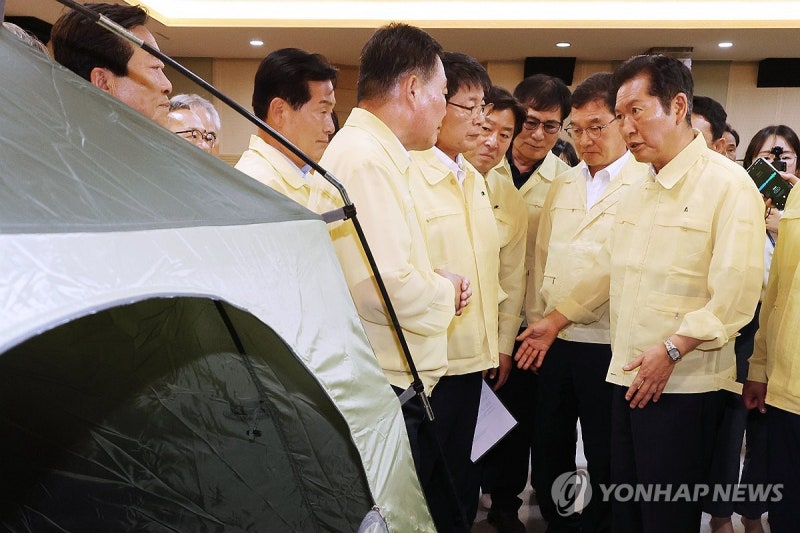 <b>수해 주민</b> 임시대피소 찾은 <b>정청래</b> 대표