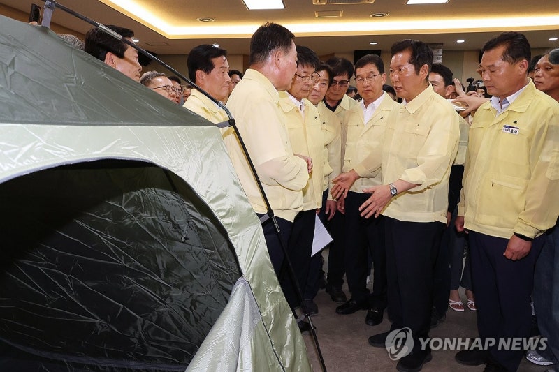 <b>수해 주민</b> 임시대피소 찾은 <b>정청래</b> 대표