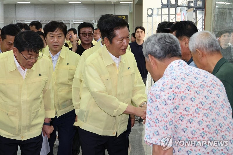 <b>수해 주민</b> 위로하는 <b>정청래</b> 대표