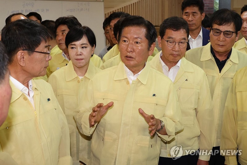 <b>수해 주민</b> 임시대피소 찾은 <b>정청래</b> 대표
