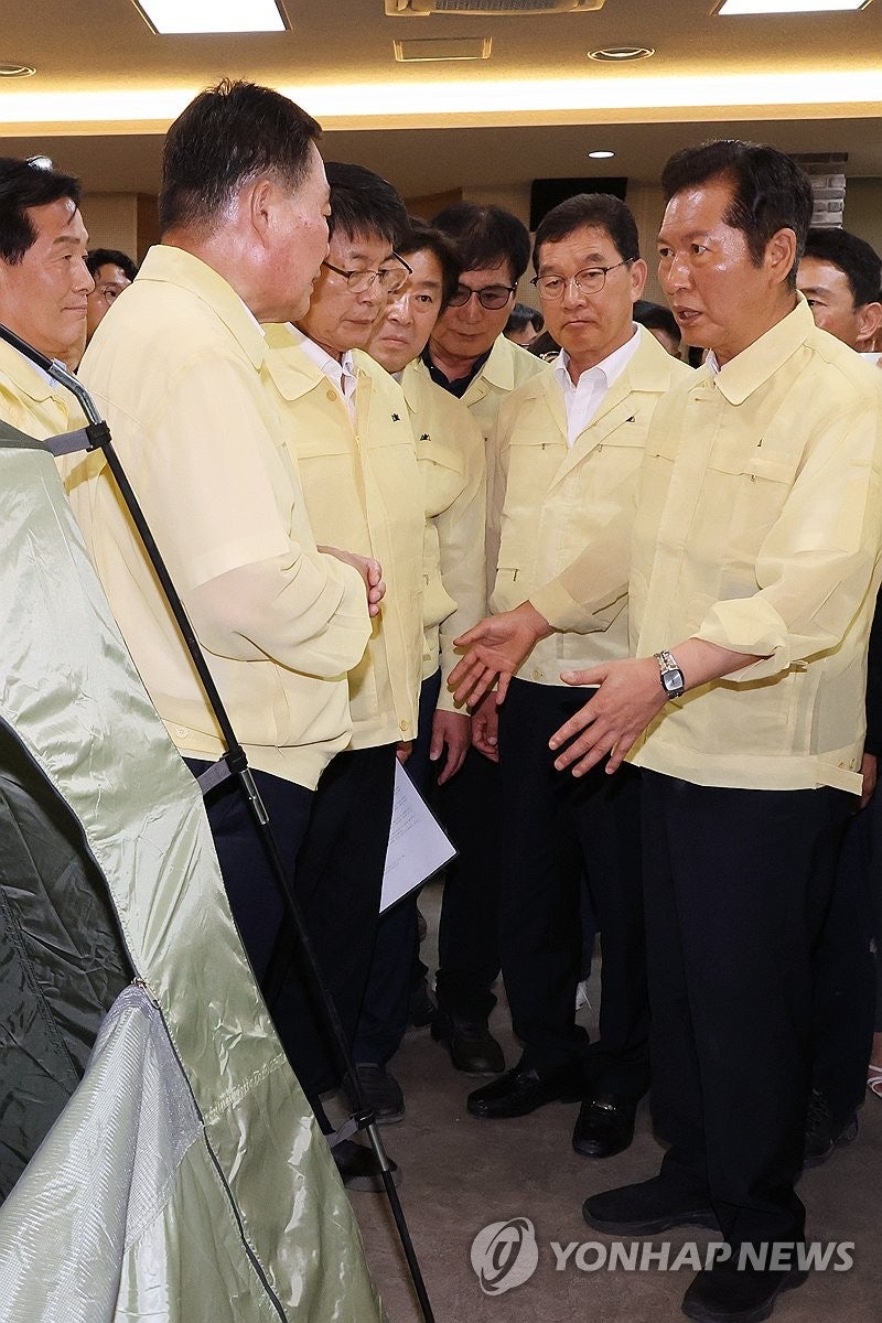 <b>수해 주민</b> 임시대피소 찾은 <b>정청래</b> 대표