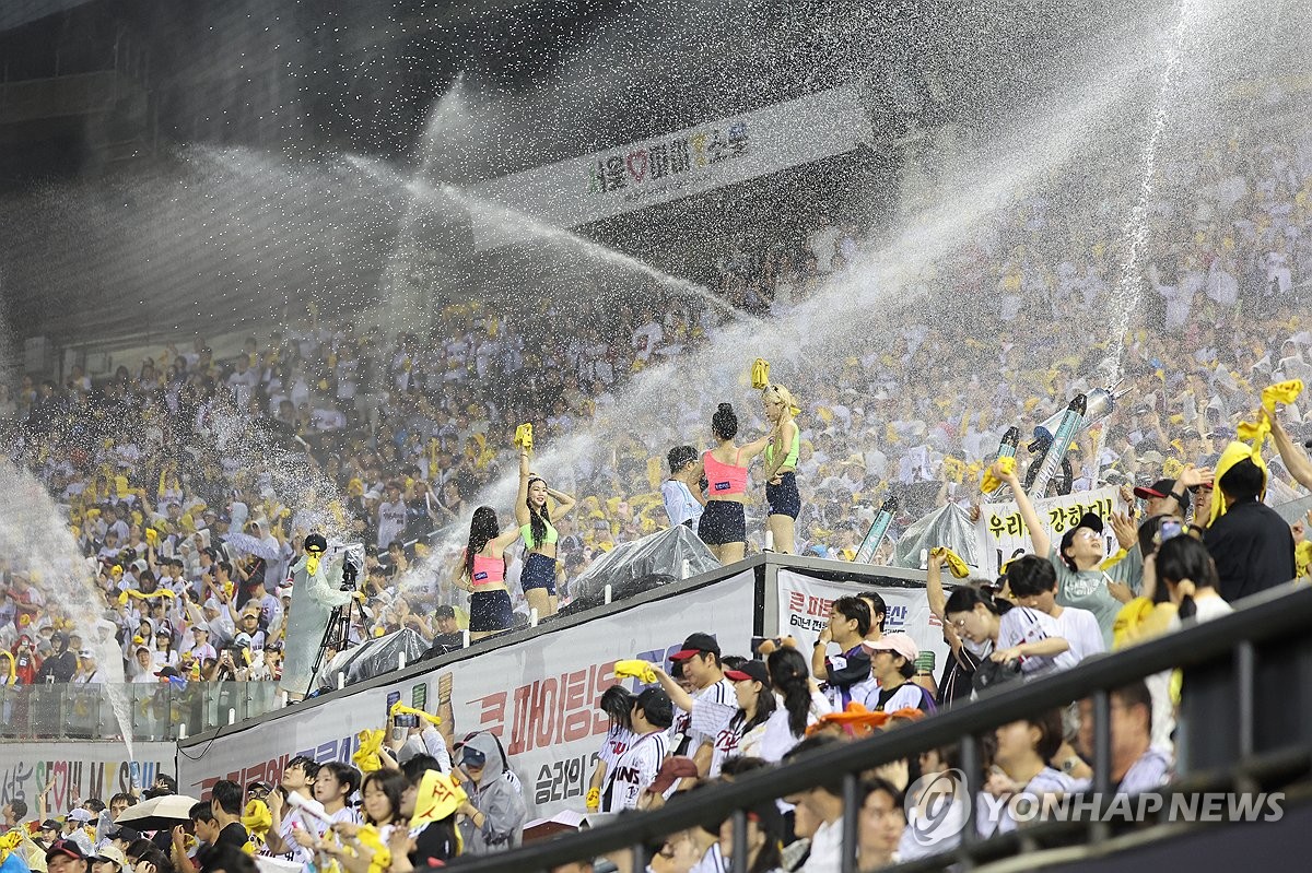 <b>프로야구</b>, 역대 최소 528경기 만에 <b>900만 관중 돌파</b>