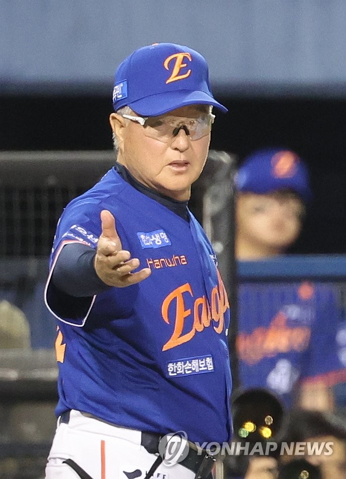 심판에게 <b>항의</b>하는 <b>김경문 감독</b>